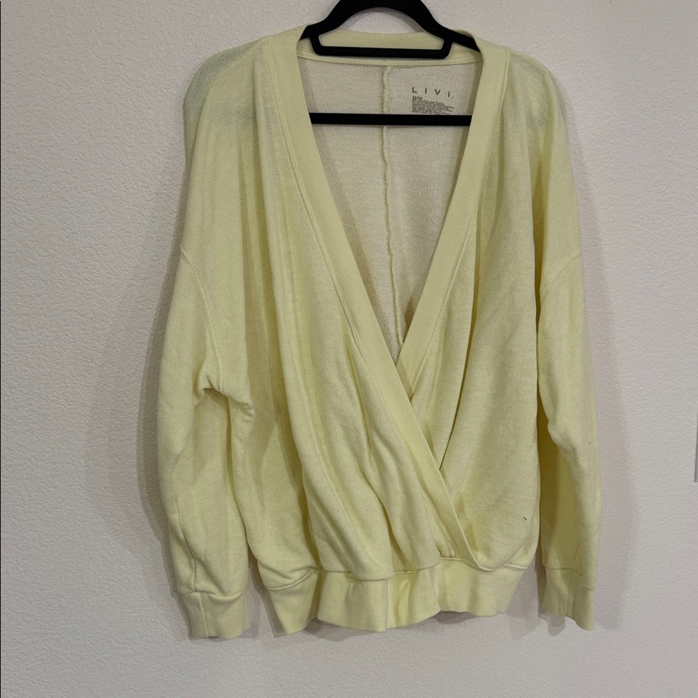 LIVI V-Neck Sweatshirt in Soft Yellow EUC Plus size 22/24